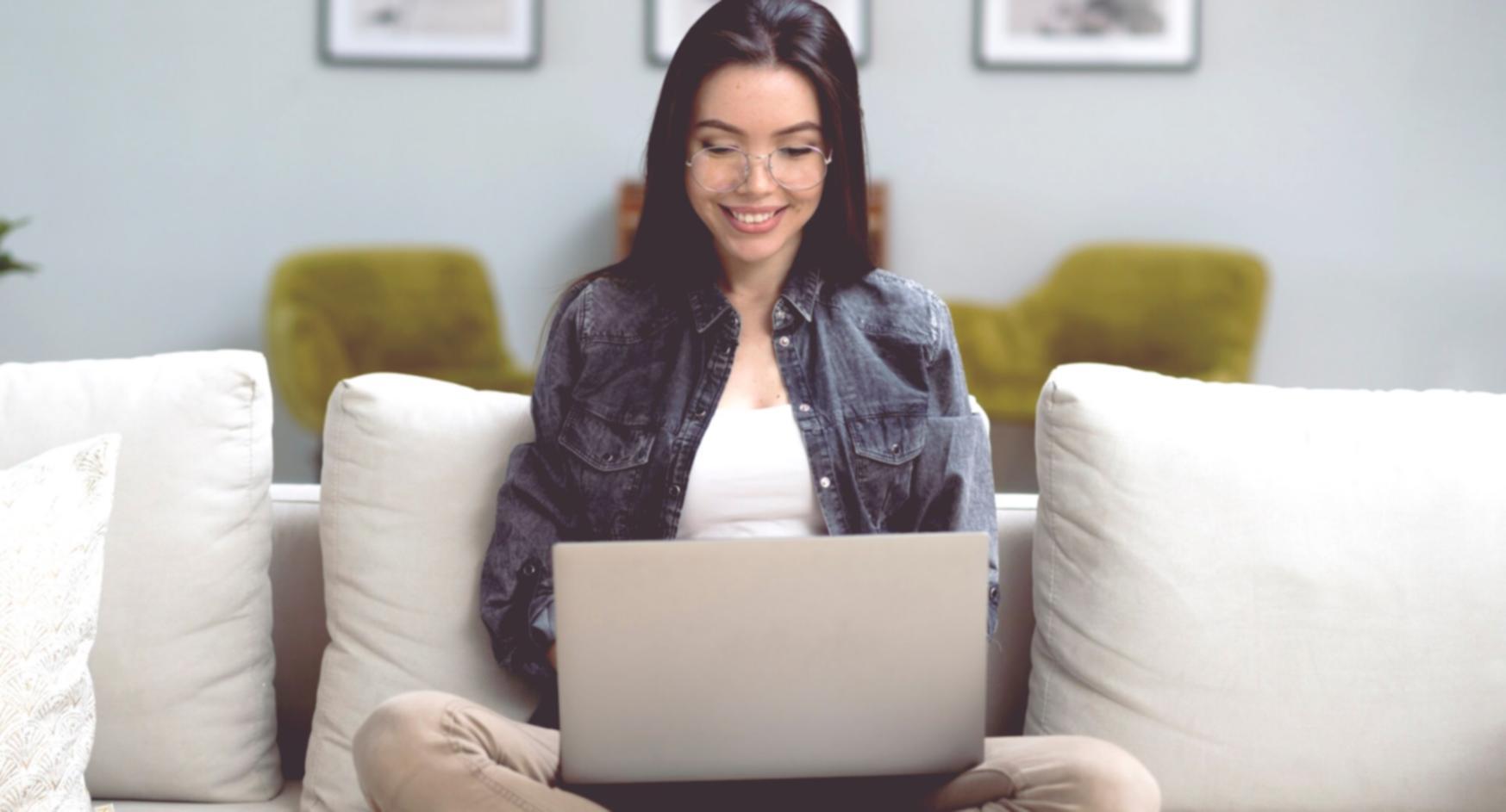 Persona trabajando en estrategias financieras